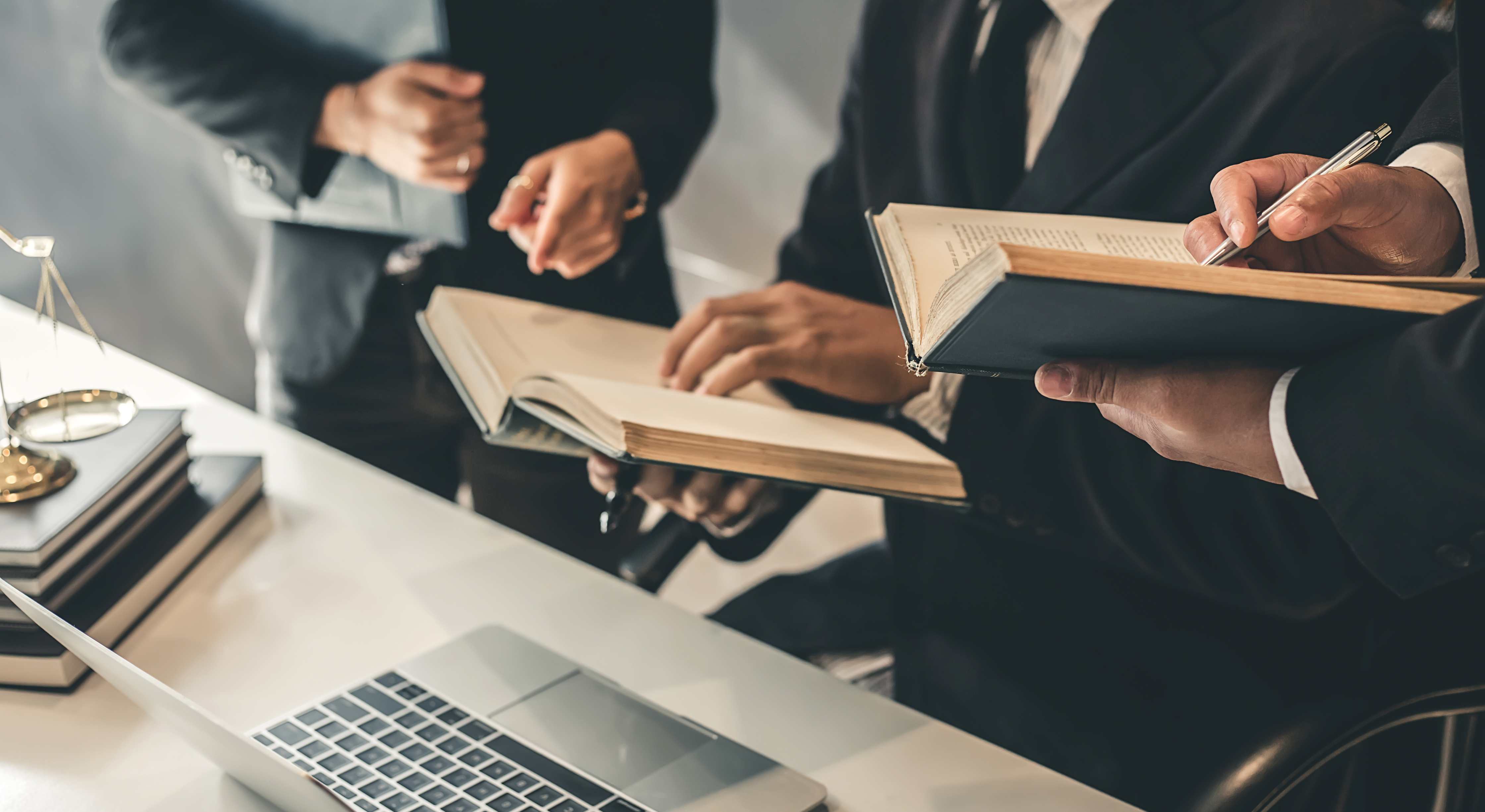 Profesionales trabajando en oficina legal